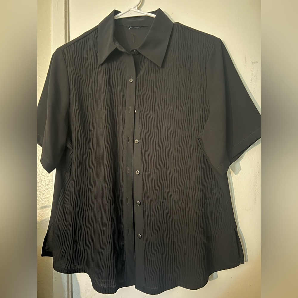 BLACK PLEATED BUTTON DOWN SHIRT